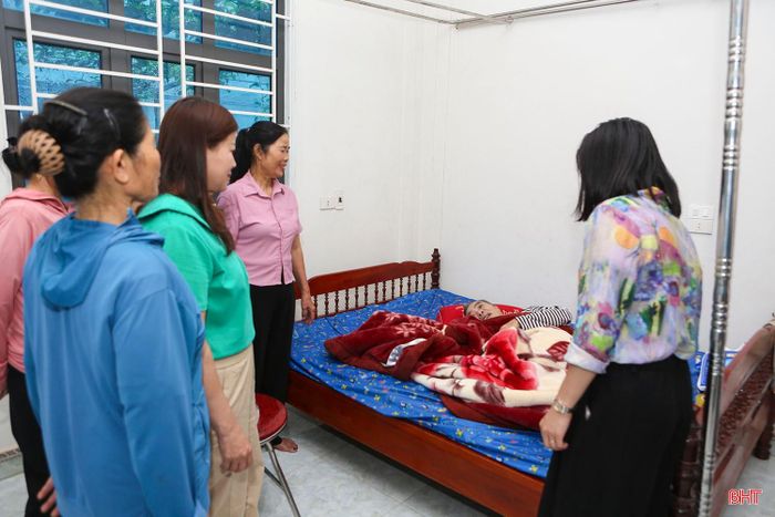 Chị Hoàng Thị Tương cùng các hội viên Chi hội phụ nữ thôn Phú Nghĩa (xã Lộc Hà) đến thăm một hoàn cảnh gia đình hội viên khó khăn trên địa bàn.
