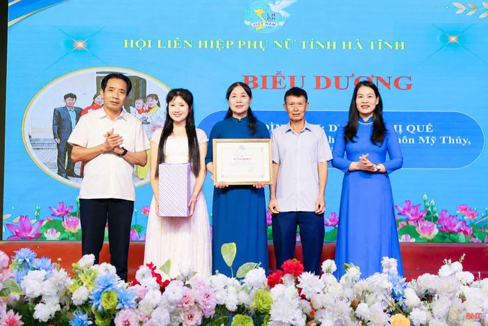 Chị Dương Thị Quế (thôn Mỹ Thủy, xã Gia Hanh) cùng chồng và con gái...