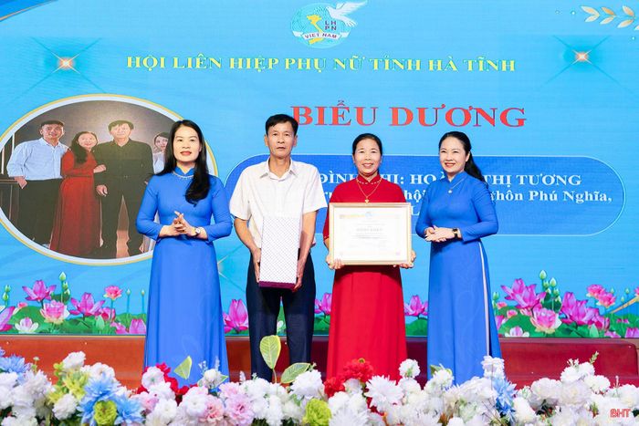 ... và vợ chồng chị Hoàng Thị Tương (thôn Phú Nghĩa, xã Lộc Hà) được Hội LHPN tỉnh biểu dương về gia đình cán bộ hội tiêu biểu trong xây dựng hạnh phúc, lan tỏa đến cộng đồng, tại Ngày hội Gia đình - Kết nối yêu thương năm 2026,