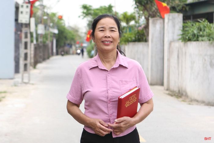 Chị Hoàng Thị Tương - Bí thư Chi bộ kiêm Chi hội trưởng Chi hội Phụ nữ thôn Phú Nghĩa, xã Lộc Hà.