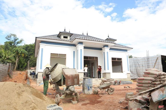 Với tình yêu thương, sự tôn trọng và chia sẻ trong cuộc sống, vợ chồng chị Dương Thị Quế và anh Nguyễn Đình Loan (ở thôn Mỹ Thủy, xã Gia Hanh) đã cùng xây dựng tổ ấm hạnh phúc được nhiều người ngưỡng mộ.