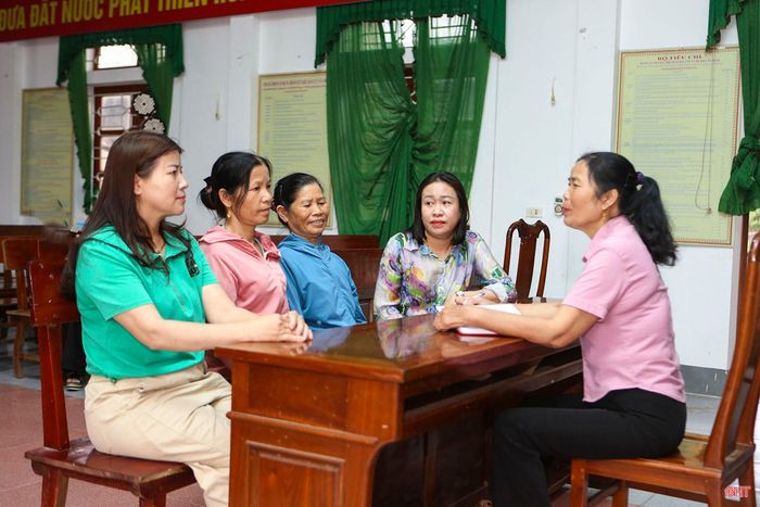 Bên cạnh xây dựng gia đình hạnh phúc, chị Hoàng Thị Tương luôn đồng hành chia sẻ, hỗ trợ các gia đình có hoàn cảnh khó khăn trong thôn, được bà con cảm phục.