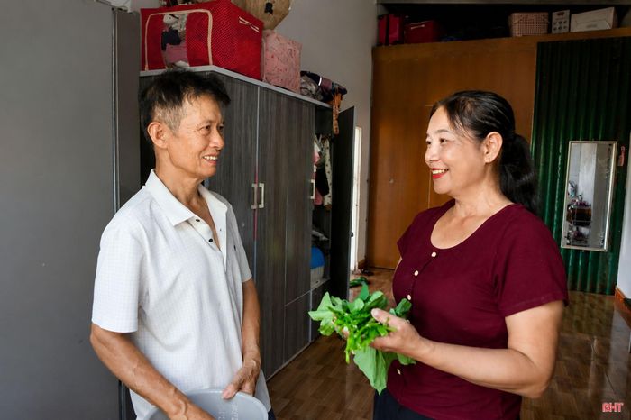 Vợ chồng chị Dương Thị Quế và anh Nguyễn Đình Loan luôn yêu thương chia sẻ trong mỗi công việc.