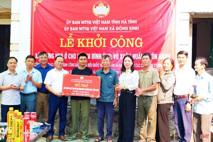 Lãnh đạo xã Đông Kinh đến động viên và trao tiền hỗ trợ làm nhà ở cho hộ nghèo trên địa bàn.