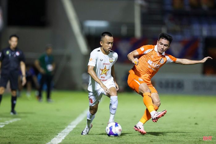 Hậu vệ Mai Sỹ Hoàng chia tay Hồng Lĩnh Hà Tĩnh.