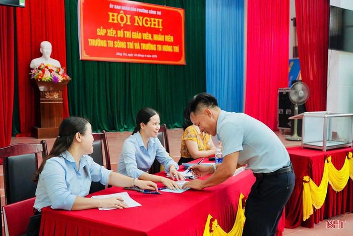 UBND phường Sông Trí tổ chức bốc thăm phân công cán bộ, giáo viên về công tác tại hai trường sau khi phân tách.