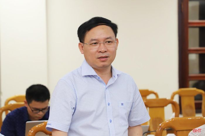 Ông Nguyễn Đức Thắng - Phó Giám đốc Sở Tài chính hướng dẫn chủ đầu tư các thủ tục về thành lập doanh nghiệp triển khai dự án; đề nghị chủ đầu tư xác định rõ thời gian khởi công dự án để triển khai thực hiện hiệu quả.