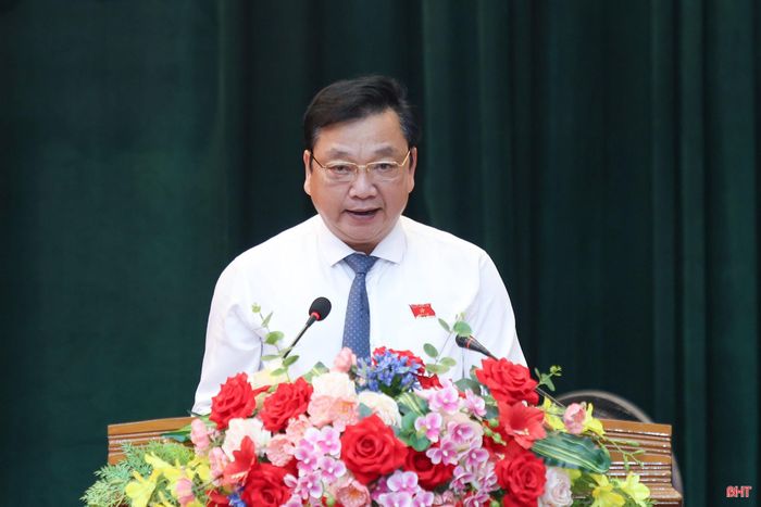 Đồng chí Hồ Huy Thành - Phó Chủ tịch UBND tỉnh báo cáo tóm tắt trả lời ý kiến, kiến nghị của cử tri gửi Kỳ họp thứ 5 HĐND tỉnh.