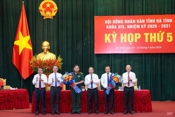 Lãnh đạo tỉnh tặng hoa các đồng chí vừa được miễn nhiệm, bổ nhiệm Ủy viên UBND tỉnh.