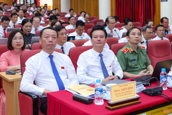 Đồng chí Phan Thiên Định - Phó Bí thư Tỉnh ủy, Chủ tịch UBND tỉnh và Ủy viên Ban Thường vụ Tỉnh ủy, lãnh đạo HĐND, UBND, Ủy ban MTTQ Việt Nam tỉnh tham dự kỳ họp.
