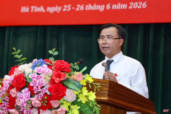 Đồng chí Lê Ngọc Huấn - Giám đốc Sở NN&amp;MT trình bày tờ trình quy định mức trợ cấp ngày công lao động cho người không hưởng lương từ ngân sách nhà nước trong thời gian được huy động làm nhiệm vụ phòng, chống thiên tai, tham gia tập huấn, huấn luyện, diễn tập trên địa bàn tỉnh Hà Tĩnh.
