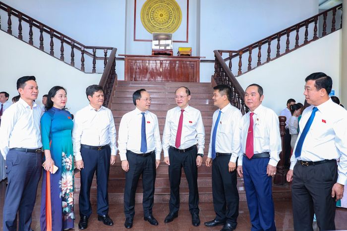 Đại biểu trao đổi bên lề kỳ họp