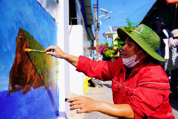Những bức bích họa được kỳ vọng sẽ tạo nên không gian check-in hấp dẫn, thu hút du khách khi về với làng chài ven biển Hà Tĩnh.