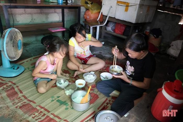Thu nhập ít ỏi, ba mẹ con phải sống cảnh bữa đói, bữa no.