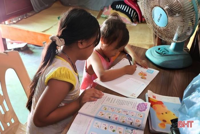 Hai chị em Yến Nhi, Hà My thương mẹ, luôn chịu khó học hành, yêu thương nhau.