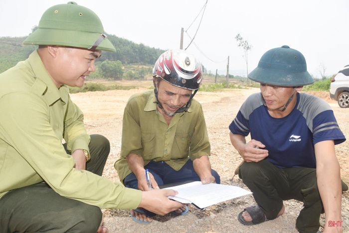 Người dân Phúc Trạch ký cam kết không lấn chiếm đất rừng để trồng keo, trồng bưởi và không mang lửa vào rừng trong những ngày nắng nóng.