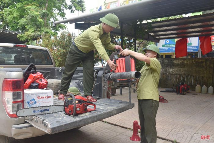 Lực lượng chức năng luôn sẵn sàng máy móc, phương tiện để ứng phó với cháy rừng.