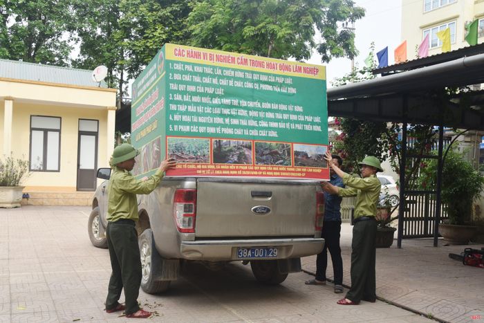 Lực lượng chức năng tổ chức tuyên truyền lưu động, nhắc nhở người dân nâng cao ý thức phòng ngừa cháy rừng.