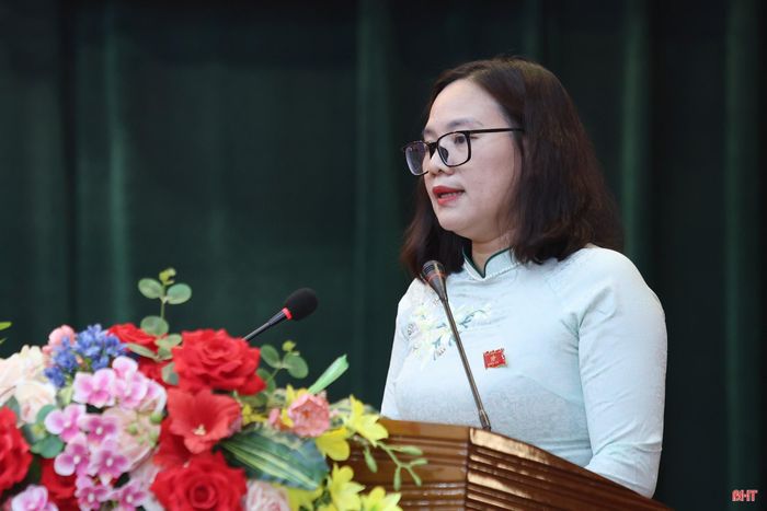 Đại biểu Đinh Thị Hiền - Ủy viên chuyên trách Ban Pháp chế HĐND tỉnh (Tổ đại biểu số 1).