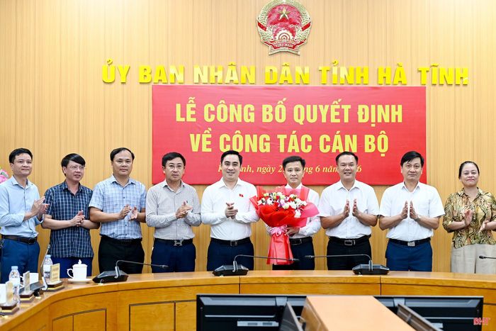  Lãnh đạo Sở KH&amp;CN tặng hoa chúc mừng tân Phó Giám đốc Sở Lê Văn Dũng. 