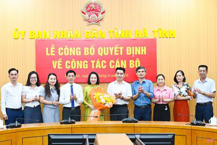 Lãnh đạo Sở Tư pháp tặng hoa chúc mừng tân Phó Giám đốc Sở Trần Thị Kiều Oanh.