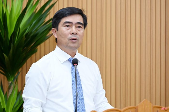  Ông Bùi Quang Dương - Phó Giám đốc Sở Nội vụ công bố các quyết định về công tác cán bộ. 
