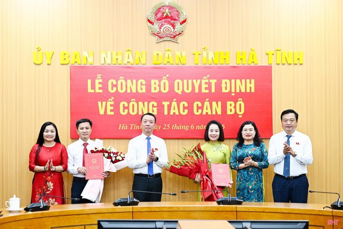 Đồng chí Phan Thiên Định - Phó Bí thư Tỉnh ủy, Chủ tịch UBND tỉnh và các đồng chí lãnh đạo UBND tỉnh, lãnh đạo Đảng ủy UBND tỉnh trao quyết định, tặng hoa chúc mừng 2 đồng chí tân phó giám đốc sở.