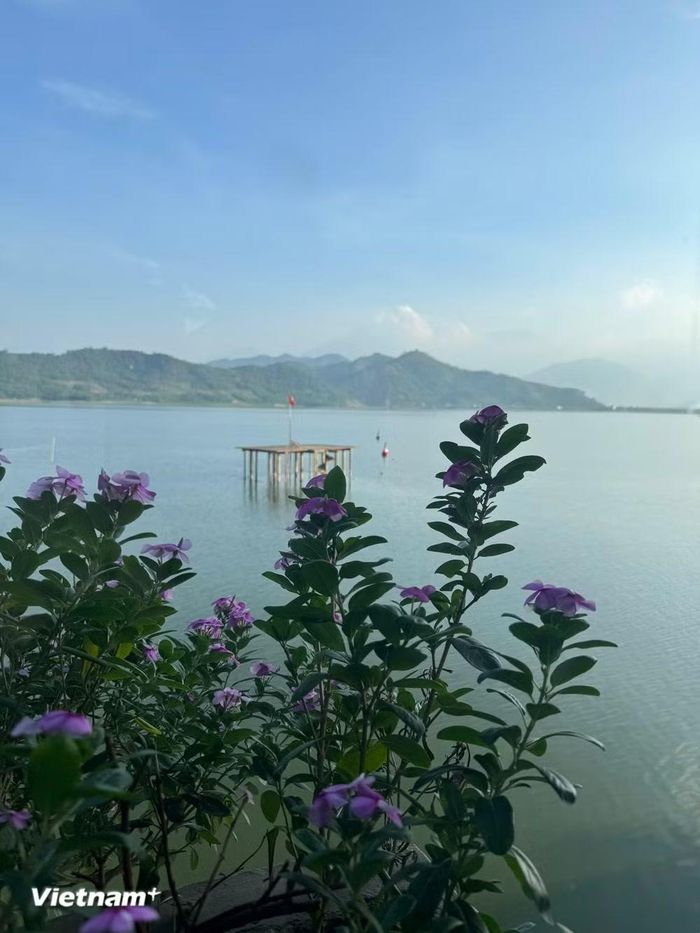 Trải qua nhiều năm, mặt hồ rộng lớn cùng cảnh quan thiên nhiên hữu tình đã biến nơi đây thành một trong những khu du lịch nổi tiếng nhất miền Bắc. (Nguồn: Vietnam+)