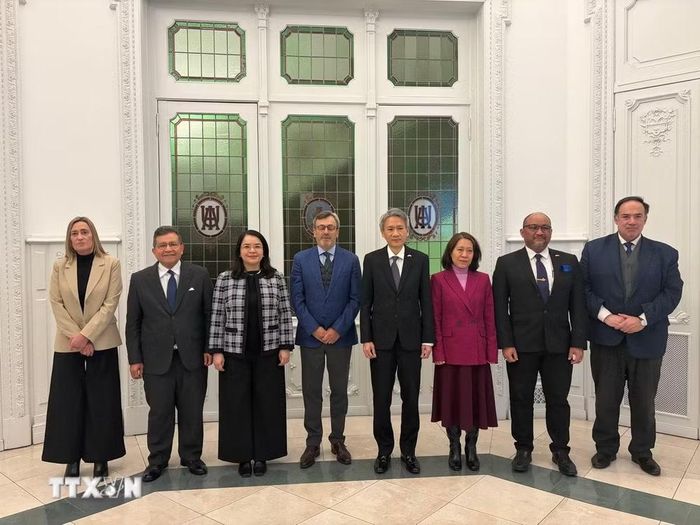 Đại sứ các nước ASEAN tại Buenos Aires chụp ảnh lưu niệm với Liên đoàn Công nghiệp Argentina (UIA). (Ảnh: Diệu Hương/TTXVN)