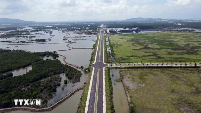 Đường 991B và đường nhánh trong Khu thương mại tự do Cái Mép Hạ đang hoàn thiện. (Ảnh: Đoàn Mạnh Dương/TTXVN)