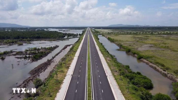 Đường 991B đi xuyên qua Khu thương mại tự do Cái Mép Hạ sắp hoàn thành. (Ảnh: Đoàn Mạnh Dương/TTXVN)