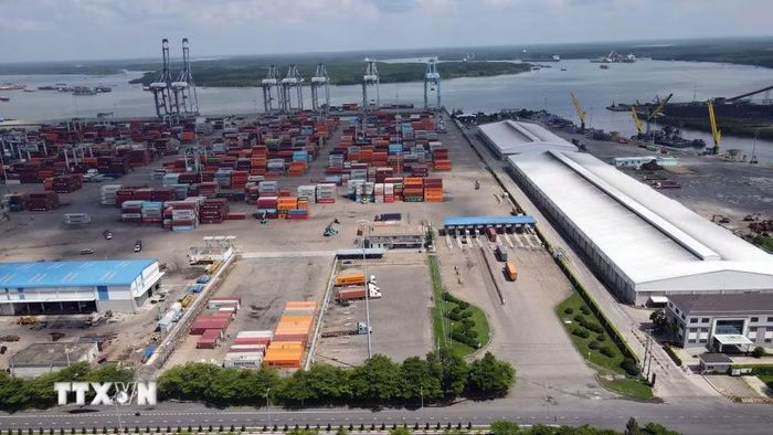 Cảng CMIT trên sông Thị Vải- Cái Mép với rừng ngập mặn Cần Giờ ở phía bên kia sông. (Ảnh: Đoàn Mạnh Dương/TTXVN)