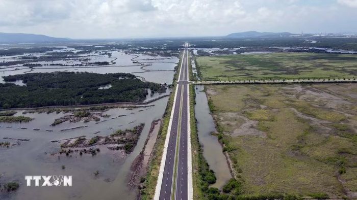 Đường 991B đi xuyên qua Khu thương mại tự do Cái Mép Hạ và đường nhánh, mặt bằng đang hoàn thiện. (Ảnh: Đoàn Mạnh Dương/ TTXVN)