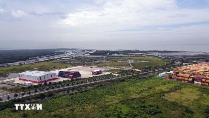 Hệ thống cảng hiện hữu trên sông Thị Vải-Cái Mép và một phần đất trống sau cảng quy hoạch làm Khu thương mại tự do Cái Mép Hạ nhìn thẳng ra vịnh Gành Rái. (Ảnh: Đoàn Mạnh Dương/TTXVN)