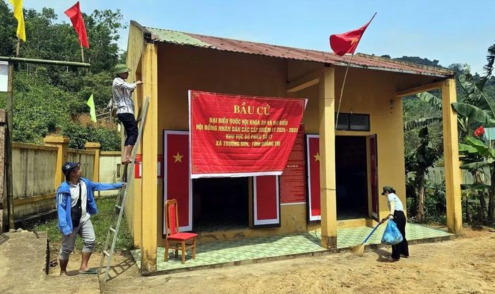 Bà con đồng bào Vân Kiều (bản Nước Đắng, xã Trường Sơn, Quảng Trị) trang trí khu vực bỏ phiếu, chuẩn bị sẵn sàng cho việc bỏ phiế . (Ảnh:TTXVN phát)