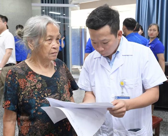 Hội Thầy thuốc trẻ khám bệnh miễn phí cho người dân. (Ảnh: PV/Vietnam+)
