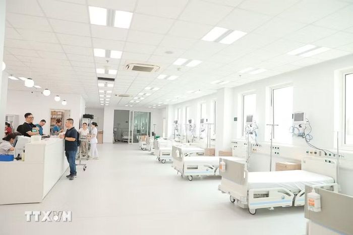 Với quy mô 1.000 giường bệnh, để chuẩn bị cho việc đưa vào hoạt động, đơn vị đã chủ động bố trí nguồn nhân lực, trang thiết bị và các điều kiện cần thiết nhằm sẵn sàng vận hành ngay từ giai đoạn đầu. (Ảnh: Minh Quyết/TTXVN)