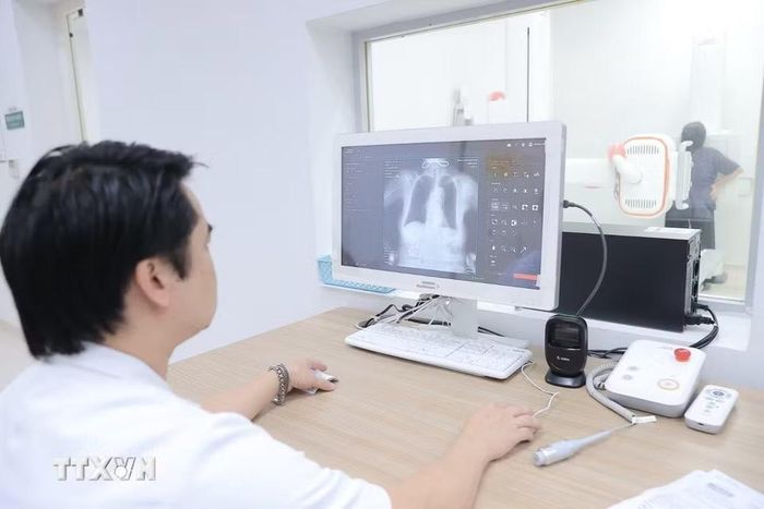 Về cơ sở vật chất, Bệnh viện Bạch Mai cơ sở Ninh Bình là một trong những bệnh viện hiện đại nhất hiện nay với hệ thống hạ tầng đồng bộ, khang trang, hiện đại, các hệ thống phòng mổ, hồi sức tích cực, chẩn đoán hình ảnh, xét nghiệm, cấp cứu và điều trị được đầu tư theo tiêu chuẩn tiên tiến. (Ảnh: Minh Quyết/TTXVN)