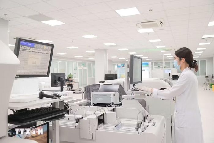 Tại phòng Xét nghiệm huyết học và truyền máu, Khoa Hóa sinh, bệnh viện được trang bị hệ thống Cobas pro - nền tảng xét nghiệm tích hợp thế hệ mới nhất dành cho các phòng xét nghiệm. Đây là nền tảng mô đun linh hoạt, có khả năng tích hợp đồng thời xét nghiệm sinh hóa lâm sàng, miễn dịch và điện giải đồ trên cùng một dàn máy tự động hóa cao, với tổng công suất lên đến 4.400 xét nghiệm/giờ. (Ảnh: Minh Quyết/TTXVN)