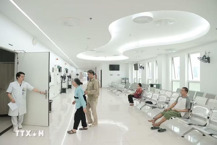 Nhân dịp đi vào hoạt động, bệnh viện phối hợp với tỉnh Ninh Bình triển khai chương trình khám sức khỏe miễn phí theo Nghị quyết 72 của Bộ Chính trị cho khoảng 5.000 người thuộc diện chính sách trên địa bàn tỉnh đến ngày 2/7. Danh sách các đối tượng được khám sẽ được thực hiện trên cơ sở đề xuất từ các cấp chính quyền địa phương. (Ảnh: Minh Quyết/TTXVN)