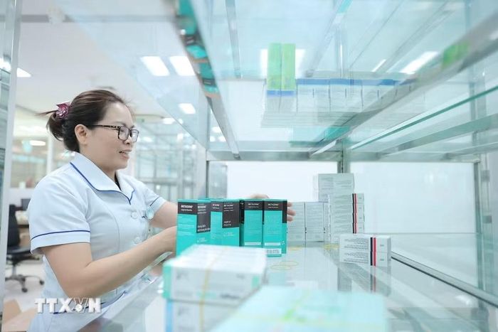 Nhân viên y tế của Bệnh viện Bạch Mai đã túc trực tại các Khoa, phòng sắp xếp lại thiết bị, dụng cụ phục vụ khám chữa bệnh; Bày các chủng loại thuốc lên kệ tại nhà thuốc để sẵn sàng phục vụ người bệnh. (Ảnh: Minh Quyết/TTXVN)