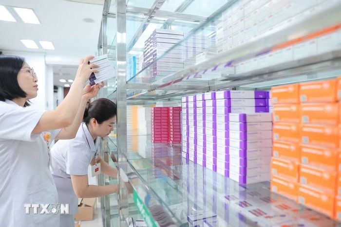 Nhân viên y tế của Bệnh viện Bạch Mai đã túc trực tại các Khoa, phòng sắp xếp lại thiết bị, dụng cụ phục vụ khám chữa bệnh; chuẩn bị các chủng loại thuốc lên kệ tại nhà thuốc để sẵn sàng phục vụ người bệnh. (Ảnh: Minh Quyết/TTXVN)