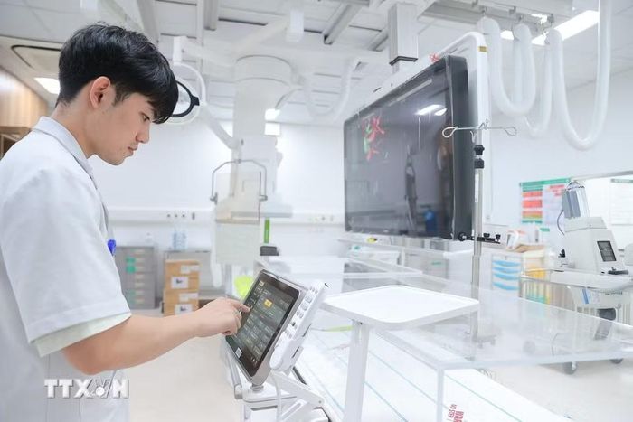 Bệnh viện được trang bị dòng máy DSA hiện đại nhất hiện nay, có thể triển khai đầy đủ các kỹ thuật can thiệp chuyên sâu. Đặc biệt, hệ thống được tích hợp các công nghệ trí tuệ nhân tạo (AI), hỗ trợ tái tạo hình ảnh, lập bản đồ mạch máu, giúp bác sỹ xác định chính xác vị trí tổn thương, lựa chọn phương án điều trị tối ưu và nâng cao hiệu quả can thiệp cho người bệnh. (Ảnh: Minh Quyết/TTXVN)