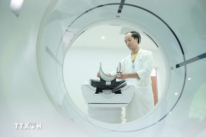 Trong lĩnh vực chẩn đoán hình ảnh, bệnh viện được trang bị máy chụp cắt lớp vi tính CT 512 lát cắt, một trong những dòng máy hiện đại nhất hiện nay, phục vụ hiệu quả cho công tác cấp cứu và điều trị. Các thông số được thiết lập và vận hành với sự hỗ trợ của trí tuệ nhân tạo (AI), giúp rút ngắn thời gian thực hiện và nâng cao độ chính xác. (Ảnh: Minh Quyết/TTXVN)