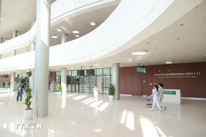 Về cơ sở vật chất, Bệnh viện Bạch Mai cơ sở Ninh Bình là một trong những bệnh viện hiện đại nhất hiện nay với hệ thống hạ tầng đồng bộ, khang trang, hiện đại, các hệ thống phòng mổ, hồi sức tích cực, chẩn đoán hình ảnh, xét nghiệm, cấp cứu và điều trị được đầu tư theo tiêu chuẩn tiên tiến. (Ảnh: Minh Quyết/TTXVN)