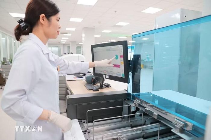Tại phòng Xét nghiệm huyết học và truyền máu, Khoa Hóa sinh, bệnh viện được trang bị hệ thống Cobas pro - nền tảng xét nghiệm tích hợp thế hệ mới nhất dành cho các phòng xét nghiệm. Đây là nền tảng mô đun linh hoạt, có khả năng tích hợp đồng thời xét nghiệm sinh hóa lâm sàng, miễn dịch và điện giải đồ trên cùng một dàn máy tự động hóa cao, với tổng công suất lên đến 4.400 xét nghiệm/giờ. (Ảnh: Minh Quyết/TTXVN)