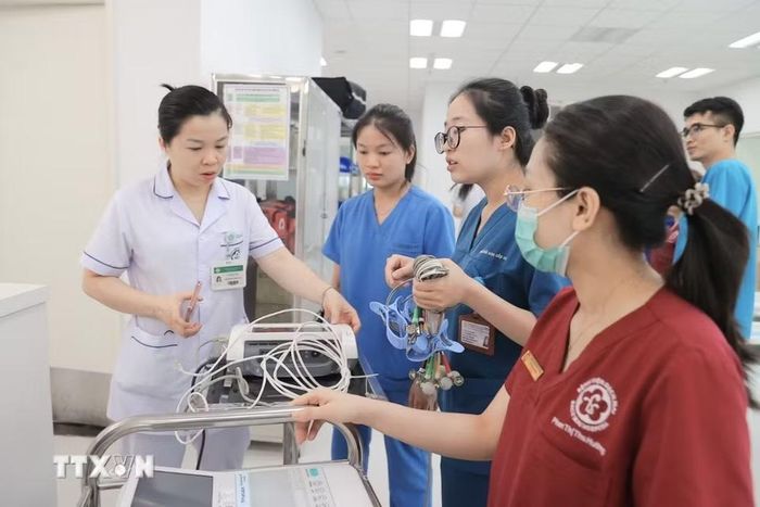 Nhân viên y tế của Bệnh viện Bạch Mai đã túc trực tại các Khoa, phòng sắp xếp lại thiết bị, dụng cụ phục vụ khám chữa bệnh; chuẩn bị các chủng loại thuốc lên kệ tại nhà thuốc để sẵn sàng phục vụ người bệnh. (Ảnh: Minh Quyết/TTXVN)