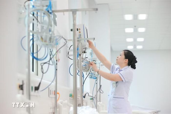 Với quy mô 1.000 giường bệnh, để chuẩn bị cho việc đưa vào hoạt động, đơn vị đã chủ động bố trí nguồn nhân lực, trang thiết bị và các điều kiện cần thiết nhằm sẵn sàng vận hành ngay từ giai đoạn đầu. (Ảnh: Minh Quyết/TTXVN)