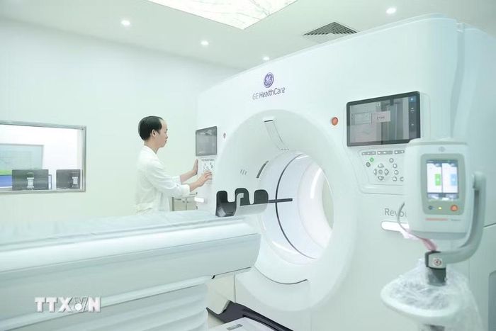 Trong lĩnh vực chẩn đoán hình ảnh, bệnh viện được trang bị máy chụp cắt lớp vi tính CT 512 lát cắt, một trong những dòng máy hiện đại nhất hiện nay, phục vụ hiệu quả cho công tác cấp cứu và điều trị. Các thông số được thiết lập và vận hành với sự hỗ trợ của trí tuệ nhân tạo (AI), giúp rút ngắn thời gian thực hiện và nâng cao độ chính xác. (Ảnh: Minh Quyết/TTXVN)