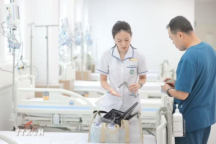 Nhân viên y tế của Bệnh viện Bạch Mai đã túc trực tại các Khoa, phòng sắp xếp lại thiết bị, dụng cụ phục vụ khám chữa bệnh; chuẩn bị các chủng loại thuốc lên kệ tại nhà thuốc để sẵn sàng phục vụ người bệnh. (Ảnh: Minh Quyết/TTXVN)